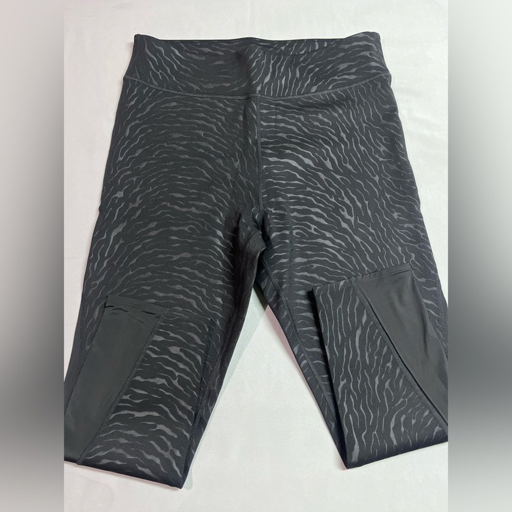 Women's Embossed Compression 3/4 Length Leggings Savanna Print XL - Picture 2 of 6